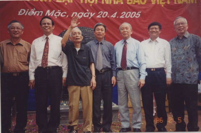 Lãnh đạo Hội Nhà báo Việt Nam qua các thời kỳ tại Lễ khánh thành Bia Di tích Lịch sử Quốc gia địa điểm thành lập Hội Nhà báo Việt Nam, ngày 20/04/2005 tại Điềm Mặc, Định Hóa, Thái Nguyên.