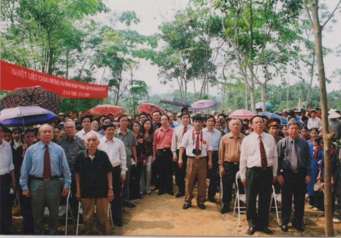 Quang cảnh Lễ khánh thành Bia Di tích Lịch sử Quốc gia địa điểm thành lập Hội Nhà báo Việt Nam, ngày 20/04/2005 tại Điềm Mặc, Định Hóa, Thái Nguyên.