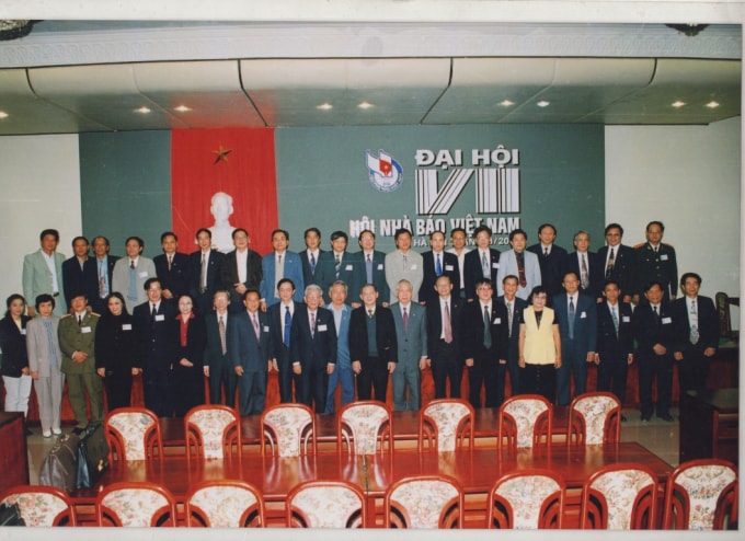 Ðại hội lần thứ VII Hội Nhà báo Việt Nam, họp ngày 24 và 25/3/2000 tại Hội trường Ba Ðình, Hà Nội.