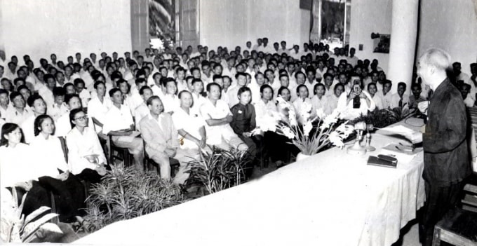 Chủ tịch Hồ Chí Minh nói chuyện với các đại biểu dự Đại hội lần thứ III Hội Nhà báo Việt Nam (9/1962).