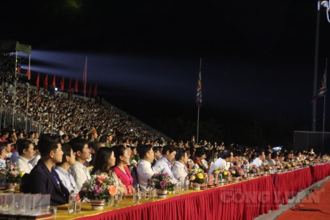 Hàng ngàn quan khách cùng người dân đến tham dự Lễ khai mạc.