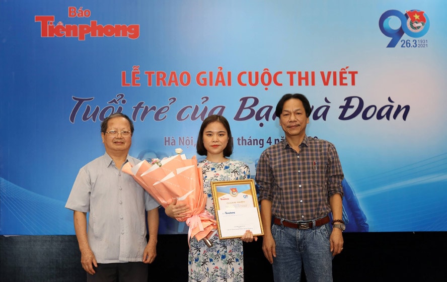 Trao Giải A cho tác giả Cao Thị Ánh Tuyết. Ảnh: Nguyệt Ánh