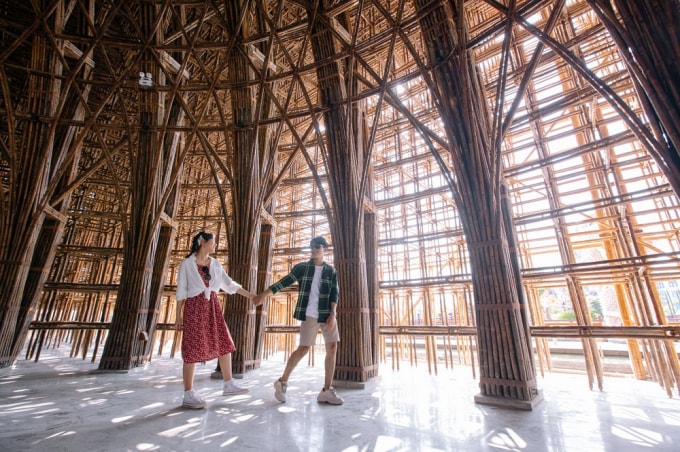 Bên trong Nhà tre khổng lồ, không khí mát lành bên trong nhờ khả năng “điều hòa” độc đáo của kiến trúc và chất liệu.