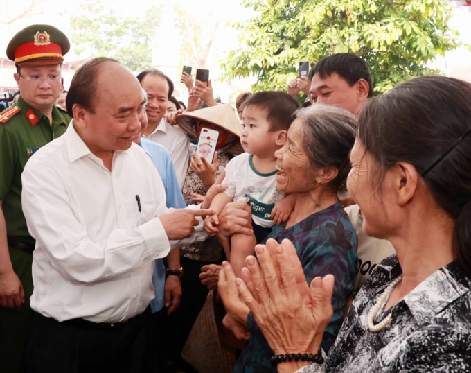 Chủ tịch nước Nguyễn Xuân Phúc đã thăm xã nông thôn mới Tứ Xã.