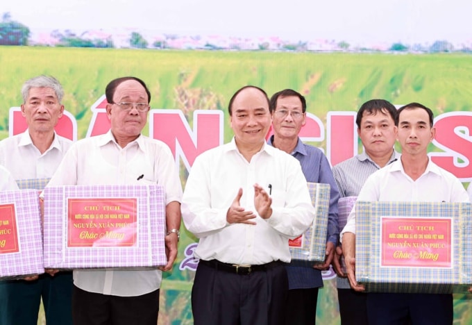 Chủ tịch nước Nguyễn Xuân Phúc tặng quà cho một số người dân xã Tứ Xã.