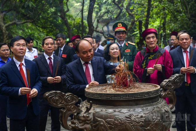 Chủ tịch nước Nguyễn Xuân Phúc và các lãnh đạo đảng, Nhà nước dâng hương tại điện Kính Thiên (đền Thượng).