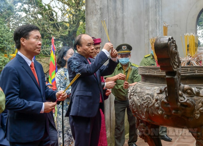 Chủ tịch nước Nguyễn Xuân Phúc và các lãnh đạo đảng, Nhà nước dâng hương tại điện Kính Thiên (đền Thượng).