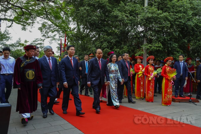 Tham dự Lễ dâng hương Giỗ Tổ Hùng Vương năm 2021 có Chủ tịch nước Nguyễn Xuân Phúc; Thường trực Ban Bí thư Trung ương Đảng Võ Văn Thưởng; Trưởng Ban Tổ chức Trung ương Trương Thị Mai; Chủ tịch Ủy ban Trung ương MTTQ Việt Nam Đỗ Văn Chiến; cùng các đồng chí lãnh đạo Bộ, ban ngành TƯ; đại biểu các tỉnh, thành phố: Hà Nội, Sơn La, Thái Nguyên, Hòa Bình, Yên Bái, Cao Bằng, Điện Biên, Lai Châu.