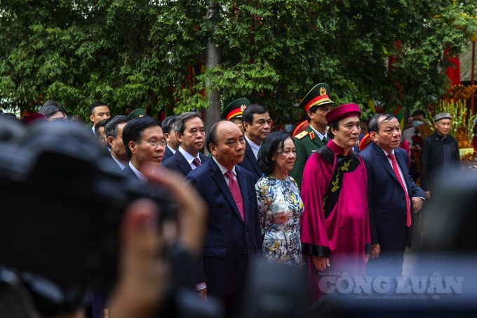 Chủ tịch nước Nguyễn Xuân Phúc, các vị lãnh đạo Đảng, Nhà nước, tỉnh Phú Thọ… đã thành kính dâng hương, hoa, lễ vật tưởng nhớ, tri ân công đức của các Vua Hùng đã có công dựng nước, cầu cho xã tắc thịnh vượng, quốc thái dân an, bách gia trăm họ vạn đại trường tồn, đất nước ngày càng vững mạnh, hùng cường.
