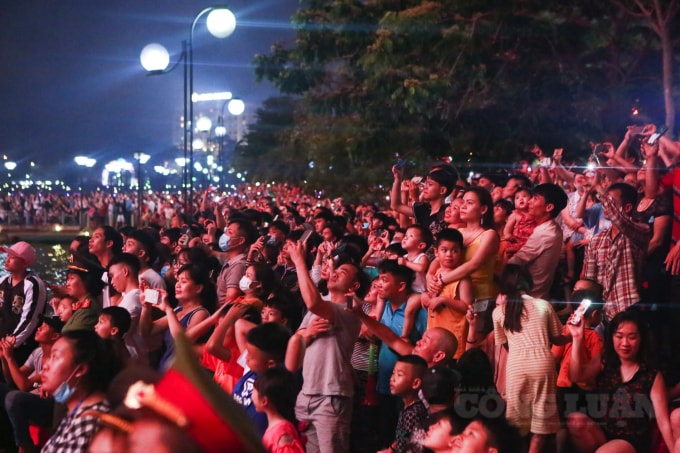 Hàng nghìn người dân mãn nhãn với màn pháo hoa tầm cao kéo dài trong 15 phút này.