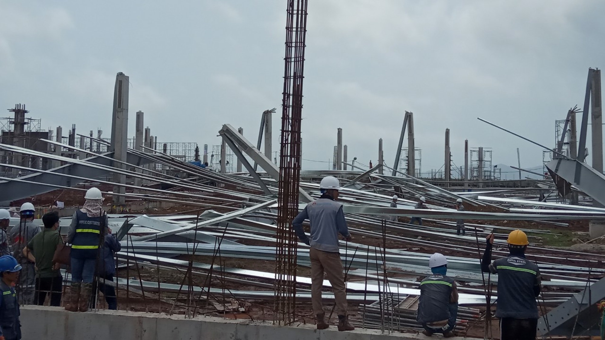 Khu vực nhà xưởng bất ngờ bị sập. Ảnh: thanhnien.vn