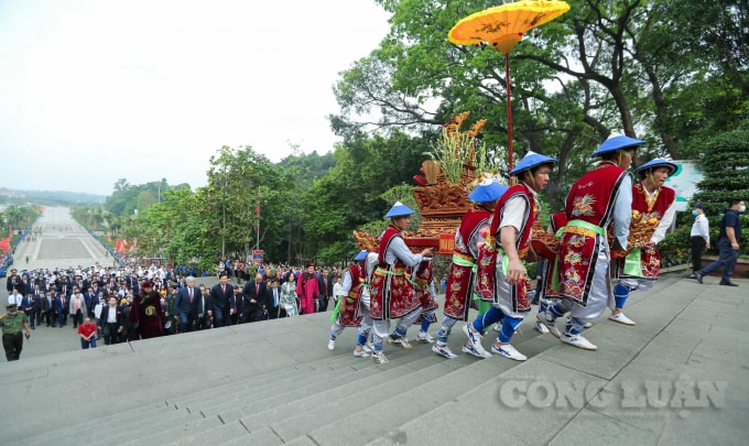 Đúng 7h sáng 21/4, đoàn dâng hương, đoàn cờ phướn, đội nhạc hành lễ, đội rước kiệu lễ vật bắt đầu khởi hành từ sân trung tâm lễ hội để lên Đền Thượng.