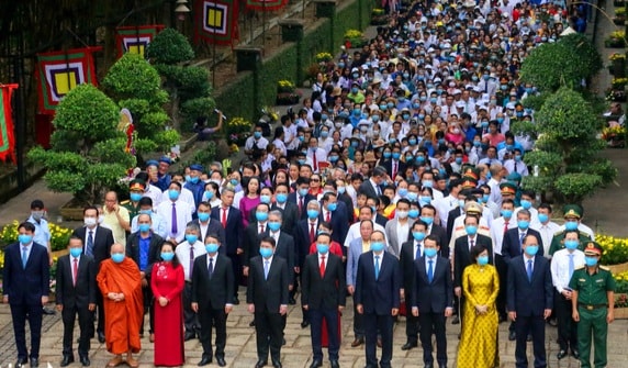 Cán bộ, chiến sĩ, và đồng bào TP. HCM 