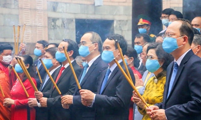 Lãnh đạo TP. HCM dân hương các Vua Hùng.