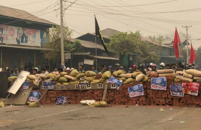 Người biểu tình tự vệ trước quân đội Myanmar ở Kale, vùng Sagaing, Myanmar - Ảnh: Reuters
