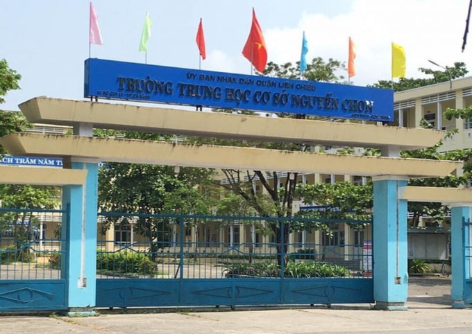 Bà Lữ Thị Kim Hoa bị kỷ luật do để xảy ra thất thoát trong việc mua sắm sách thư viện tại Trường THCS Nguyễn Chơn.