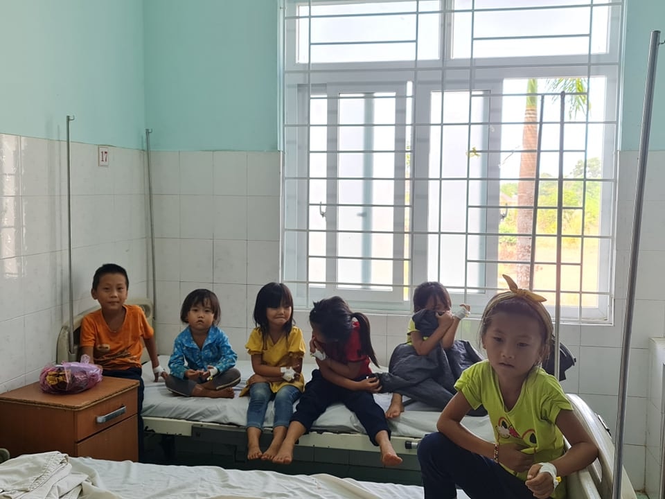 Nhiều cháu bé nhập viện sau khi ăn cỗ đám cưới. Ảnh: tuoitre.vn