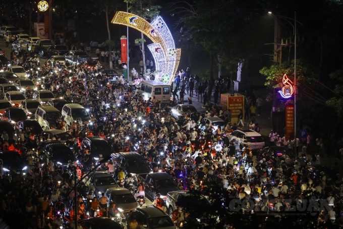 Từ rất sớm, hàng nghìn người dân đã đổ về Hồ công viên Văn Lang chờ đợi phút giây pháo hoa được bắn ở đây.