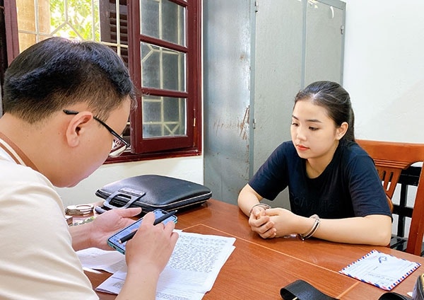 Trần Thị Diệu Huyền tại cơ quan điều tra. Ảnh: Zingnews.vn