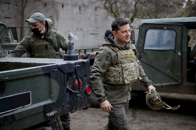 Tổng thống Ukraine Volodymyr Zelenskiy thăm các vị trí của lực lượng vũ trang gần chiến tuyến với phe ly khai do Nga hậu thuẫn ở vùng Donbass, Ukraine ngày 9 tháng 4 năm 2021 - Ảnh: Văn phòng báo chí Tổng thống/Reuters