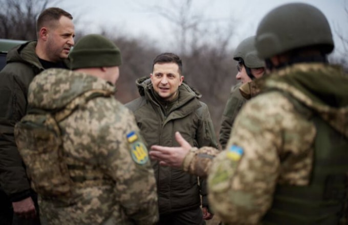 Tổng thống Ukraine Zelenskiy đến thăm một đơn vị quân đội ở miền đông - Ảnh: Văn phòng Tổng thống