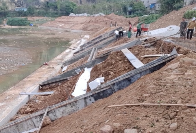 Nhân công lao động tại công trường không hề được trang bị bảo hộ lao động, tiềm ẩn nhiều rủi ro cho người lao động