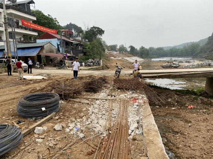 Đại diện chủ đầu tư, nhà thầu và phóng viên chứng kiến hiện trường ngổn ngang nguyên liệu đầu vào nằm lẫn với bùn đất