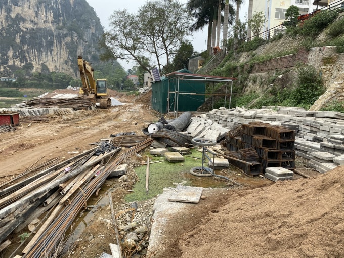 Cát, bê tông, sắt thép nằm chỏng chơ ngay cạnh vũng nước giữa trời không hề có biện pháp bảo quản
