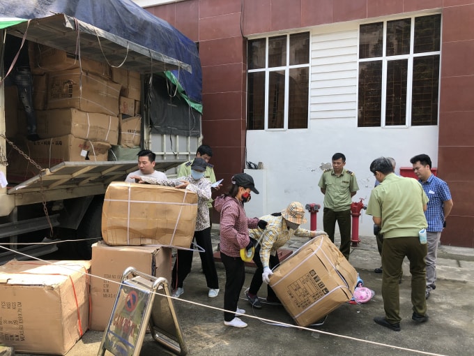 Lực lượng chức năng phát hiện, thu giữ hơn 12.000 đồ chơi không rõ nguồn gốc đang trên đường chuyển về xuôi tiêu thụ.