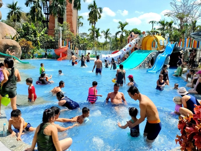 Người dân TP. Biên Hòa đi chơi lễ sáng 21/4 tại một khu du lịch trên địa bàn