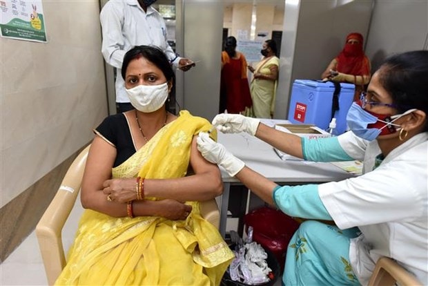 Tiêm vaccine ngừa COVID-19 cho người dân tại bang Uttar Pradesh, Ấn Độ, ngày 10/4/2021. Ảnh: THX