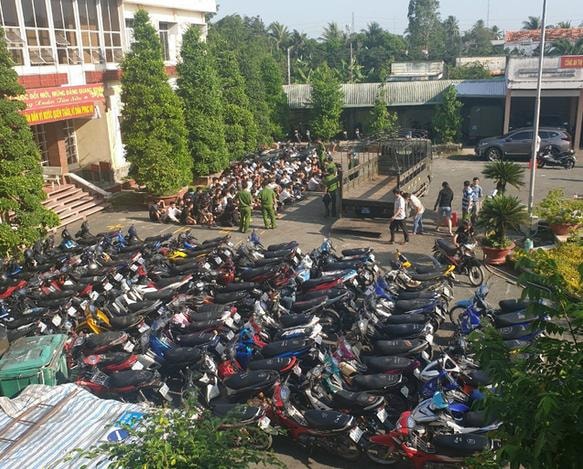 Hàng trăm xe máy cùng 90 thanh thiếu niên bị cảnh sát bắt giữ khi tổ chức đua xe trái phép. Ảnh: tuoitre.vn