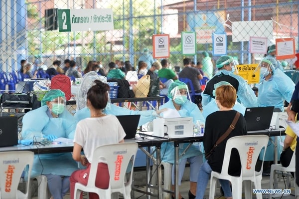 Nhân viên y tế tiêm vaccine ngừa COVID-19 cho người dân tại Bangkok, Thái Lan, ngày 7/4/2021. Ảnh: news.cn