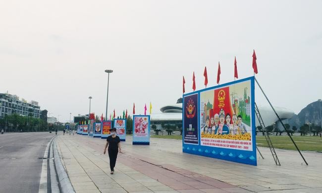 Pa nô tuyên truyền về bầu cử dọc đường Trần Quốc Nghiễn, TP Hạ Long. Ảnh: Báo Quảng Ninh.