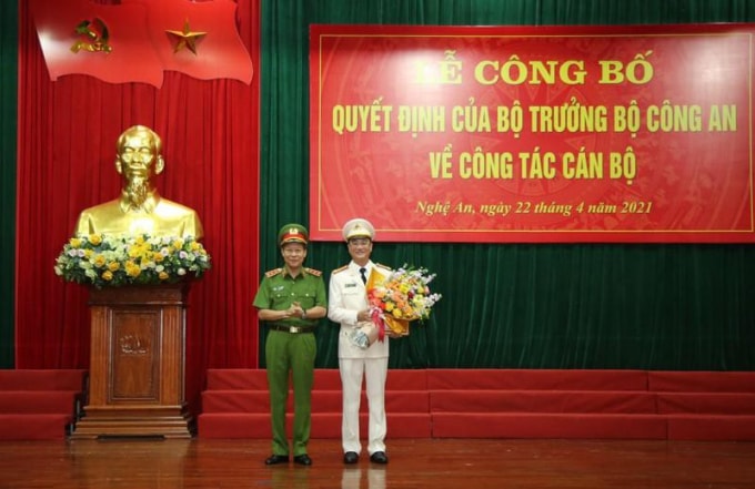 Thượng tướng Lê Quý Vương - Thứ trưởng Bộ Công an tặng hoa chúc mừng đại tá Phạm Thế Tùng. Ảnh: T.L