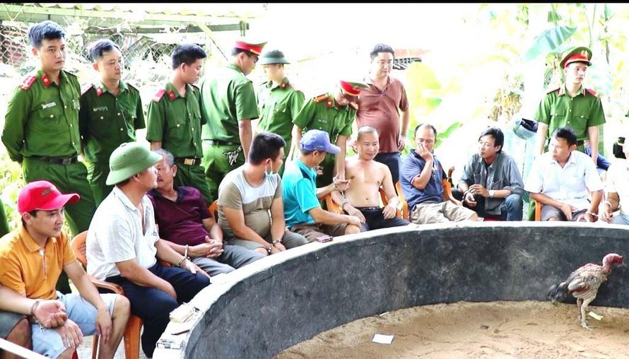 Hình ảnh các đối tượng tham gia cá độ dưới hình thức đá gà ở quán cafe Giáp bị cơ quan công an TP. Đồng Hới phát hiện, bắt giữ. Ảnh: tienphong.vn
