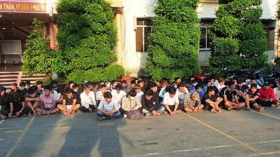 Các đối tượng tổ chức đua xe trái phép. Ảnh: sggp.vn
