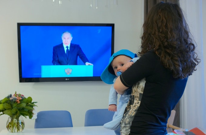 Người phụ nữ xem trực tiếp bài phát biểu của Tổng thống Putin trước Quốc hội Liên bang. Thứ 4, ngày 21 tháng 4 năm 2021 - Ảnh: Sputnik