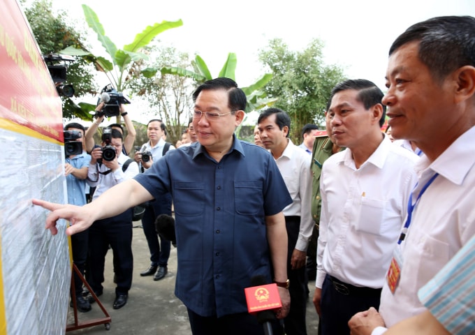 Chủ tịch Quốc hội, Chủ tịch Hội đồng Bầu cử Quốc gia Vương Đình Huệ giám sát, kiểm tra công tác chuẩn bị bầu cử tại thôn Nam Tử 2, xã Kiến Thiết, huyện Tiên Lãng, TP Hải Phòng. Ảnh: Trung Thành