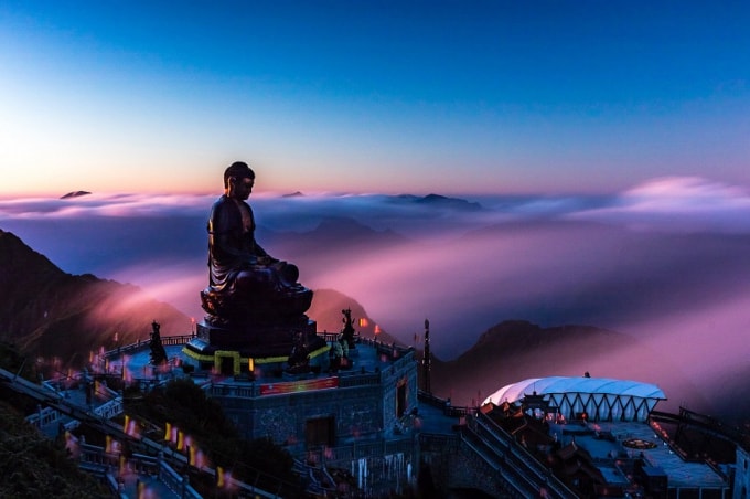 Đại tượng Phật A Di Đà trong ánh chiều tím. Ảnh Tô Bá Hiếu.