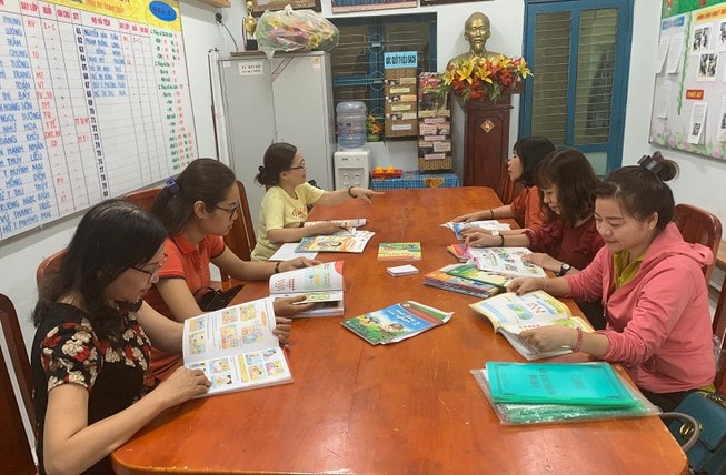 Giáo viên nghiên cứu, lựa chọn SGK mới.