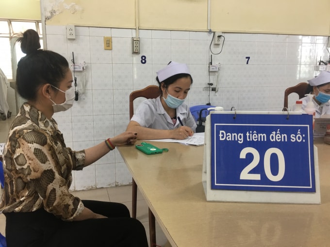 Những nhân viên y tế đầu tiên của Trung tâm kiểm soát bệnh tật Đồng Nai tiêm vaccine Astra Zeneca sáng 22/4/2021.