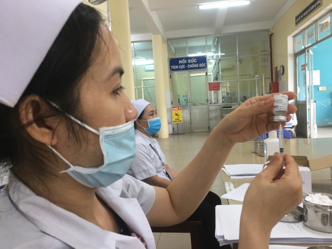 Nữ nhân viên y tế tiêm Vaccine tại Bệnh viện Phổi Đồng Nai.