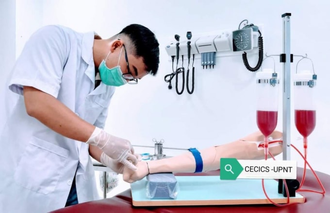 Sinh viên Trường ĐH Y khoa Phạm Ngọc Thạch thực hành trên mô hình.