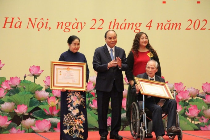 Chủ tịch nước Nguyễn Xuân Phúc trao tặng Danh hiệu Anh hùng Lao động thời kỳ đổi mới cho gia đình cố Giáo sư, Viện sỹ Vũ Tuyên Hoàng và Giáo sư Hoàng Chương.