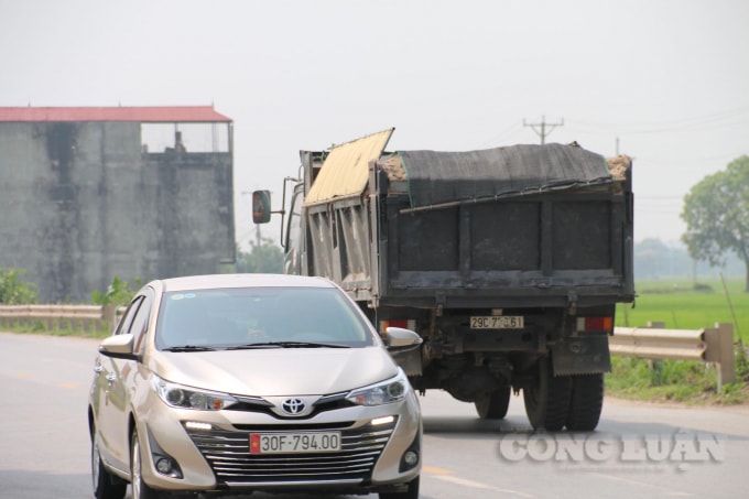 Những chiếc xe cơi nới chạy trên trục đường tỉnh lộ 419.