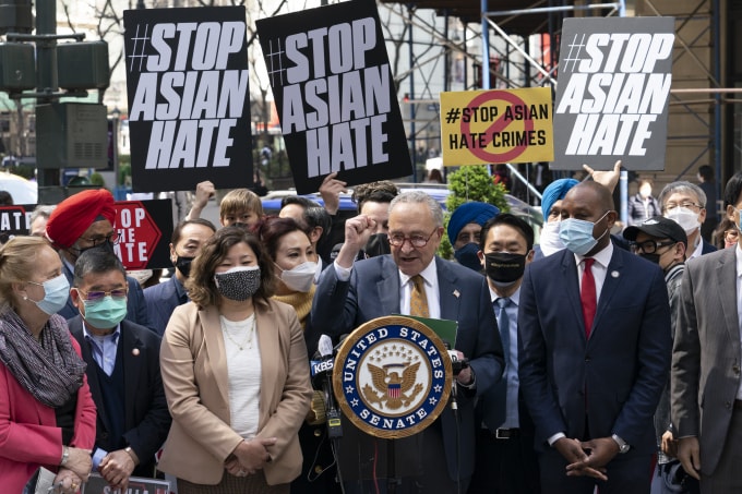 Lãnh đạo Đa số Thượng viện Chuck Schumer và Dân biểu Grace Meng, thứ ba từ trái sang, đang dẫn đầu nỗ lực tại Quốc hội để giành được thông qua luật chống tội phạm thù địch mới . Ảnh AP