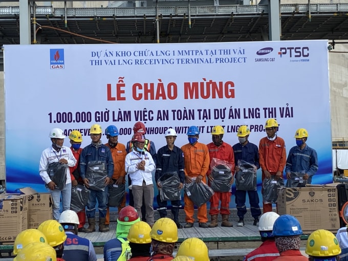 Khen thưởng các điển hình lao động an toàn trong Lễ Chào mừng 1 triệu giờ làm việc an toàn tại Dự án Kho chứa 1 triệu tấn LNG tại Thị Vải.