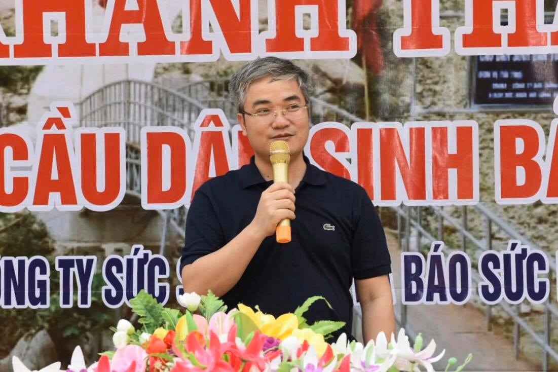 Tổng biên tập Báo Sức khỏe & Đời sống, Nhà báo Trần Tuấn Linh phát biểu tại lễ Khánh thành cầu dân sinh bản Tủng Hốc, xã Hữu Khuông. Ảnh: Từ Thành