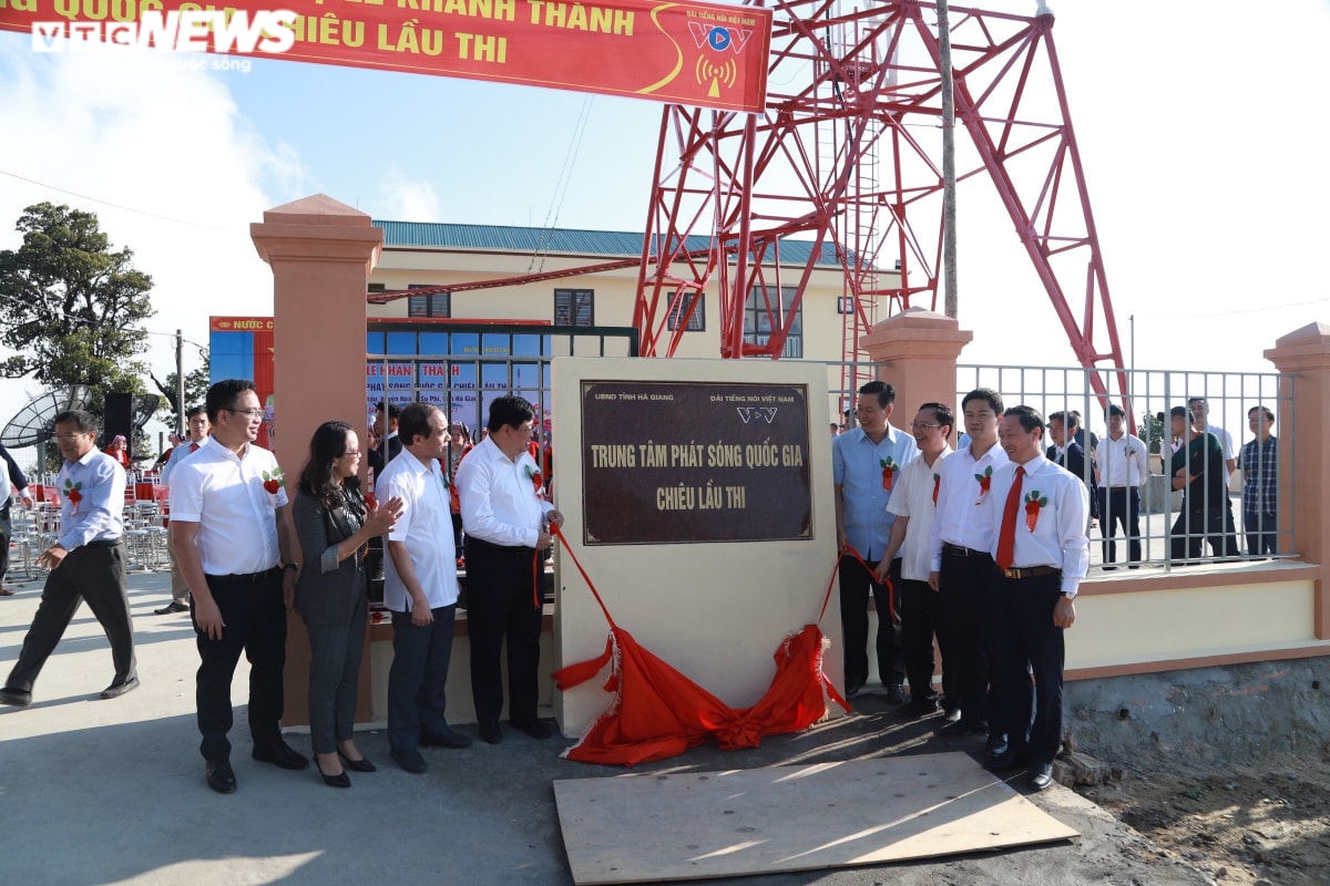 Các đại biểu cắt băng khánh thành Trung tâm Phát sóng Quốc gia Chiêu Lầu Thi. (Ảnh: VTCNews)